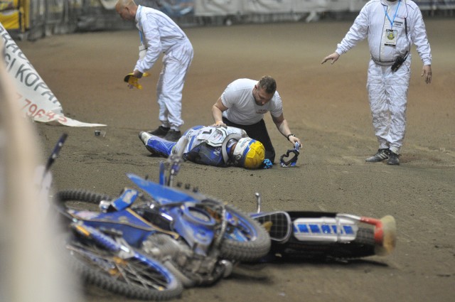 W 15. biegu meczu Cash Broker Stali Gorzów z Grupą Azoty Unią Tarnów doszło do poważnego karambolu. Na wejściu w drugi łuk na prowadzeniu był Nicki Pedersen z Unii Tarnów. Na wyjściu z łuku po wewnętrznej Duńczyka zaatakował Bartosz Zmarzlik ze Stali Gorzów. Obaj zawodnicy na wysokości linii mety sczepili się i upadli. By w nich nie wjechać, Szymon Woźniak (Stal) wjechał na murawę i uderzył w dmuchaną reklamę. Cała trójka podniosła się z toru, ale w powtórce wyścigu Pedersen już nie wystartował. Jak przekazał na pomeczowej konferencji prasowej Paweł Baran, szkoleniowiec Unii Tarnów, Duńczyk narzekał na ból w okolicy barku i szyi i pojechał do szpitala na badania.Na kolejnych zdjęciach zobaczysz też inne kraksy z meczu Stali Gorzów z Unią Tarnów.Zobacz też wideo: Magazyn Żużlowy "Tylko w lewo" - odcinek 7POLECAMY PAŃSTWA UWADZE: 