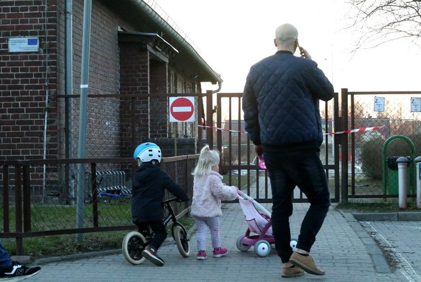 Mina przeciwpancerna znaleziona koło szkoły w Radwanicach pod Wrocławiem [ZDJĘCIA]