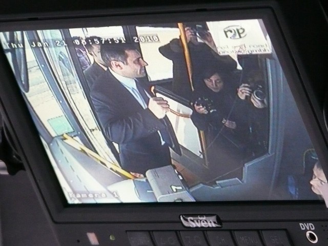 Kierowca, dzięki czterem kamerom, może obserwować, co dzieje się w autobusie i w razie potrzeby - reagować