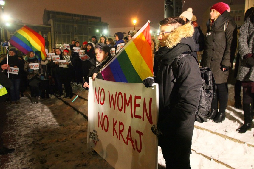 Manifestacja w obronie praw kobiet na Placu Wolności. Protest zgromadził około 500 osób [zdjęcia]