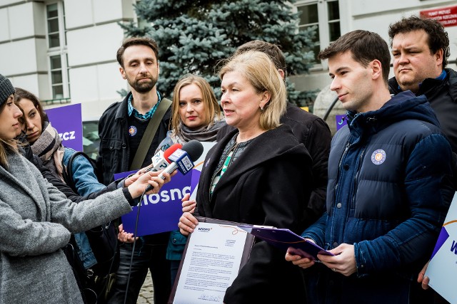 Elżbieta Długołęcka, regionalna koordynatorka Wiosny podczas konferencji prasowej.