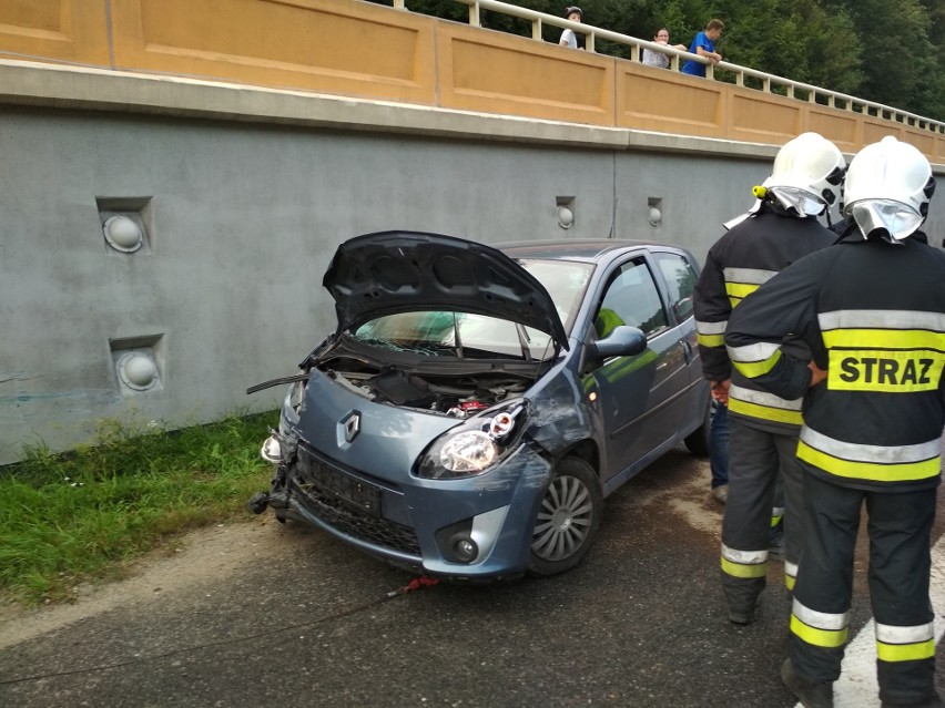 Wypadek w Myślenicach. Na zakopiance samochód uderzył w bariery ochronne