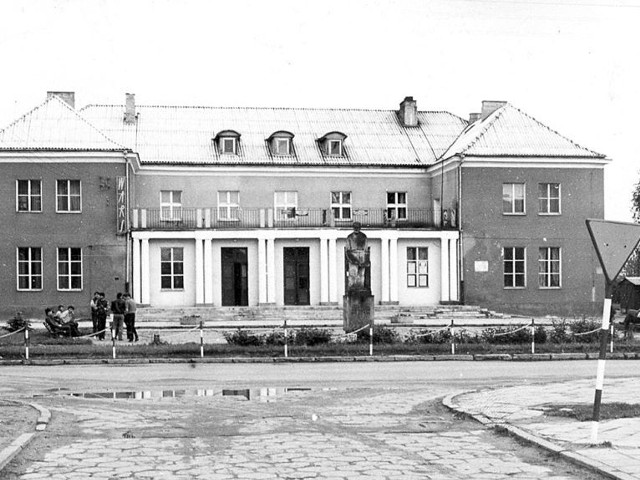 Lipiec 1984 r. Miejsko-Gminny Ośrodek Kultury w Wysokiem Mazowieckiem. "Nieco&#8221; zaniedbany budynek, przed nim pomnik w jeszcze gorszym stanie.