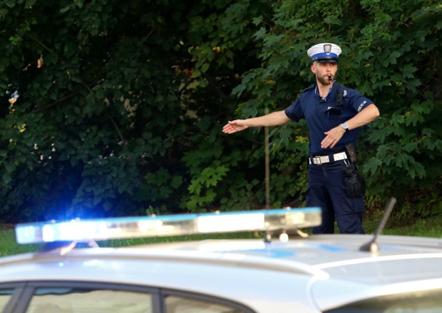 Policja szuka sprawcy wypadku (zdjęcie ilustracyjne)