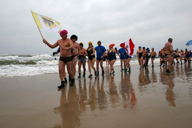 To właśnie w Mielnie co roku w lutym organizowany jest Międzynarodowy Zlot Morsów. Zlot uświetniają parady morsów i grupowe kąpiele w baliach. Na promenadzie stoi nawet pomnik morsa (zwierzęcia, nie kąpielowicza).Na zdjęciu: V Międzynarodowy Zlot Morsów w Mielnie, 17 lutego 2008.