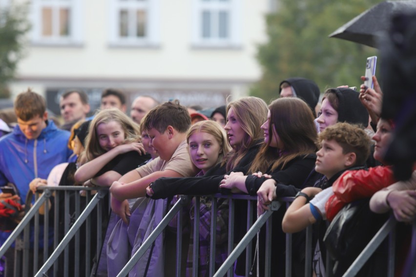 Zobacz kolejne zdjęcia. Przesuwaj zdjęcia w prawo - naciśnij...