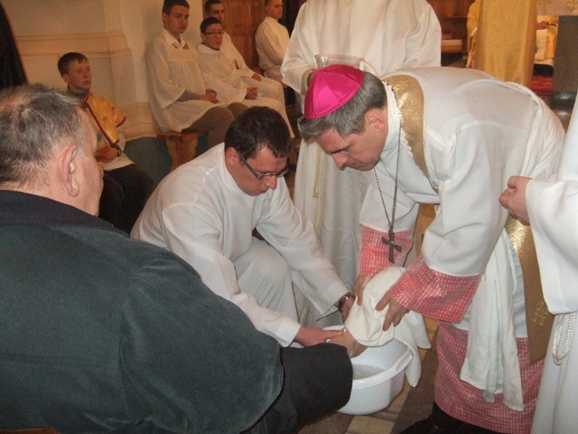 Biskup K. Nitkiewicz dokonał obrzędu obmycia nóg.