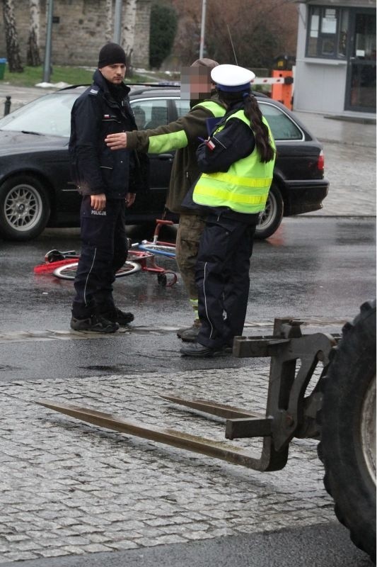 Wypadek: Rowerzysta wjechał w widły ładowarki 