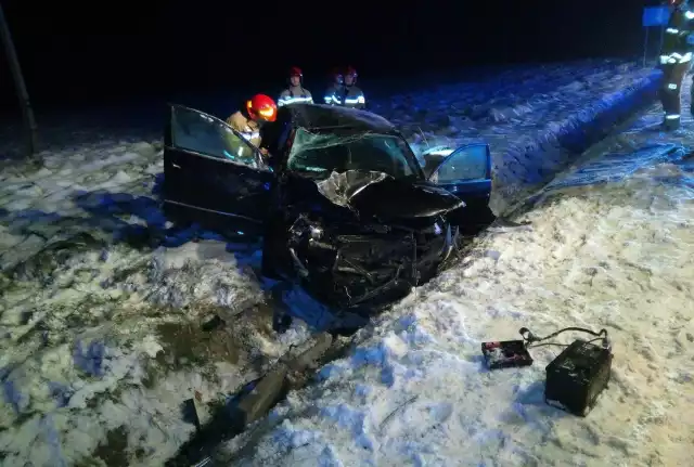 W Podgórzu osobowy volkswagen zjechał do rowu. Autem podróżowało dwóch mężczyzn.