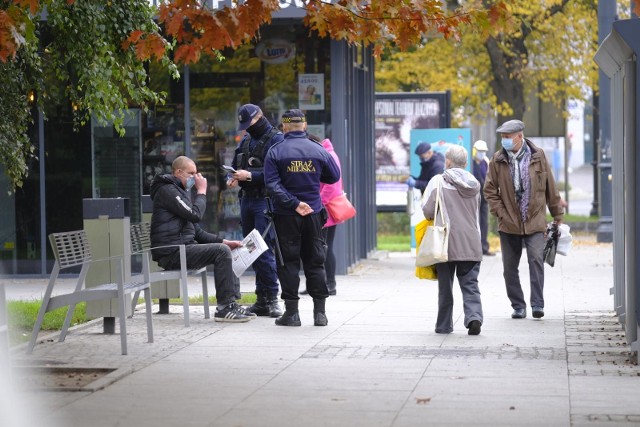 27.10.2020 torun zaslanianie ust i nosa w miejscach publicznychmaseczka maseczki pandemia epidemia koronawirus koronawirusa corona korona wirus fot. grzegorrz olkowski / polska press