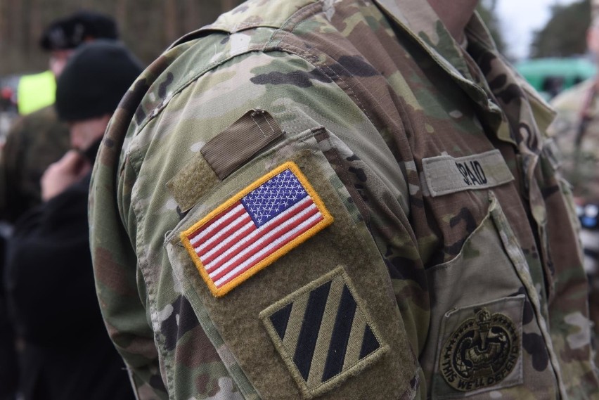 Oszuści często podają się za amerykańskich żołnierzy, a ich...