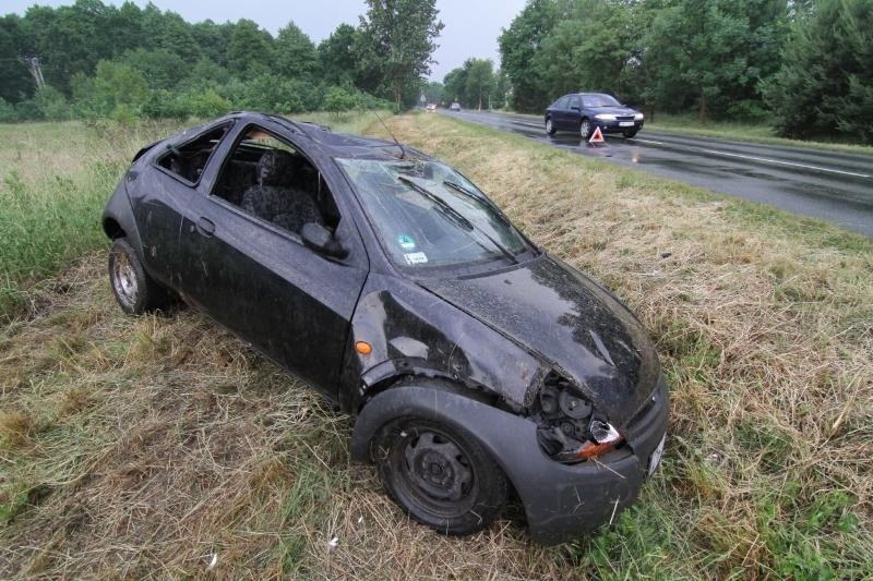 Wypadek na drodze Wrocław - Jelcz-Laskowice. Ford dachował i wypadł z drogi (ZDJĘCIA)