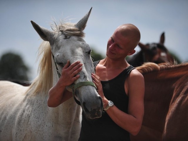 Robert zawsze chciał pracować z końmi, ale dopiero niedawno uznał, że realizacja marzeń jest ważniejsza od dragów i wódy.