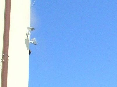 Dwie umieszczone na budynku Urzędu Gminy kamery "śledzą&#8221; centrum Waśniowa. 