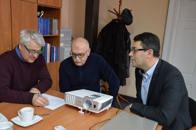 Od lewej Kazimierz Jaruszewski, Bogdan Kuffel i Waldemar Gregus podczas wczorajszych obrad komisji ds. nazewnictwa.
