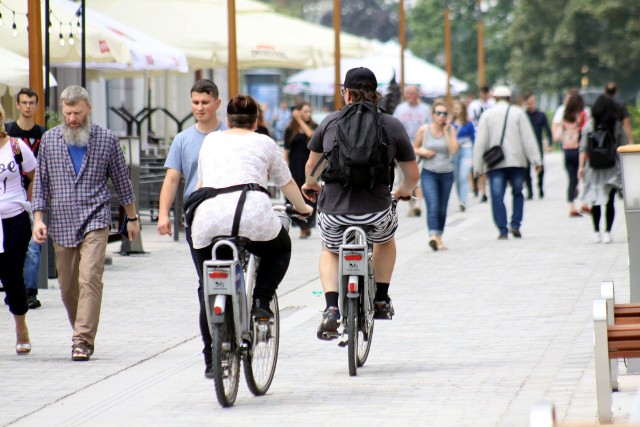 Deptak. Zgodnie z przepisami, rowerzyści nie mogą jeździć po chodniku. Grozi za to 50-złotowy mandat. 100 zł kary przewiduje taryfikator za przejazd rowerem po przejściu dla pieszych