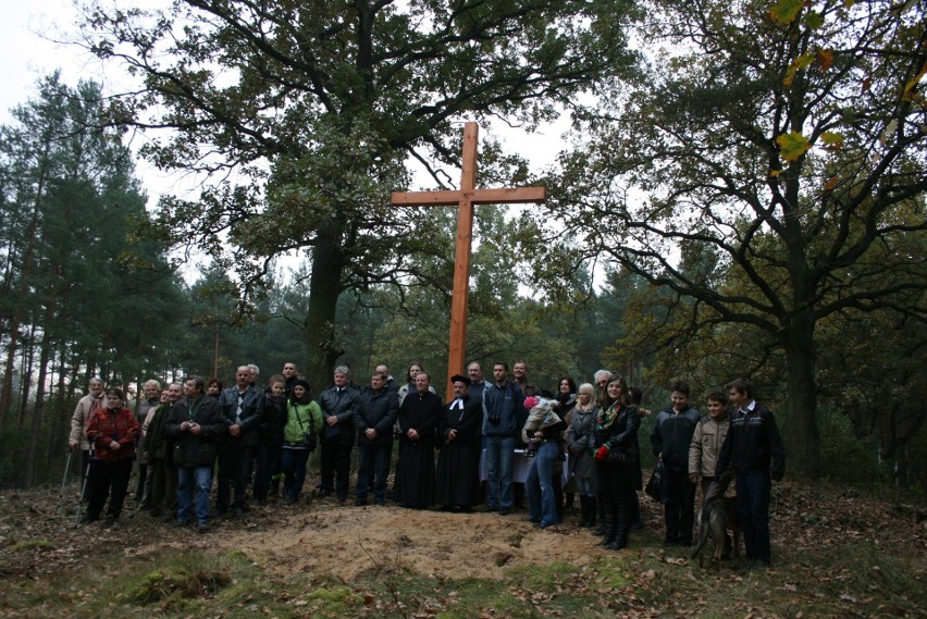 Uroczystość ponownego poświęcenia uporządkowanego cmentarza...