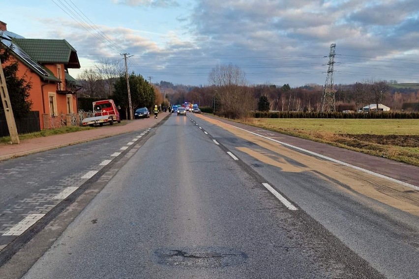 Stary Sącz. Na ul. Jana Pawła II zderzyły się dwa samochody marki volkswagen. Jedna osoba znalazła się w szpitalu