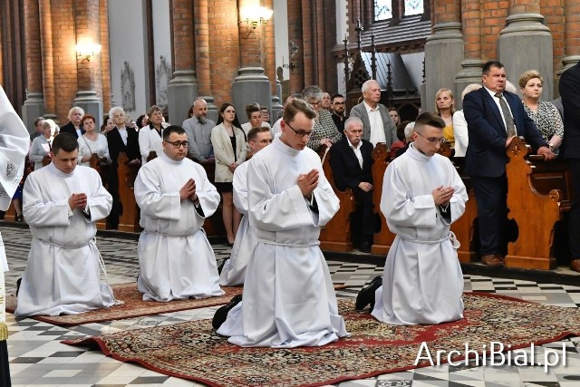 Pięciu alumnów z Wyższego Seminarium Duchownego w Białymstoku przyjęło w piątek święcenia diakonatu