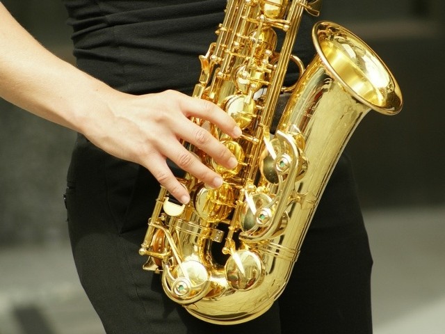 Każdy może nauczyć się grać m.in. na saksofonie.