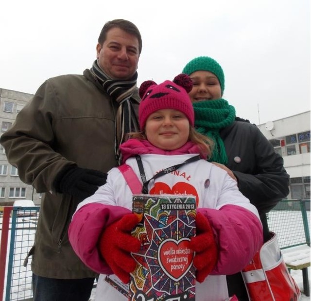Julia (z puszką), jej siostra Ola i tata Marcin biorą udział w kweście od siedmiu lat. Zawsze rodzinnie.
