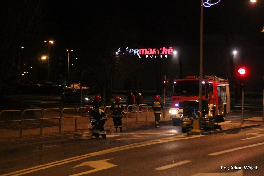 Wypadek w Lubinie. Opel uderzył w latarnię uliczną (ZDJĘCIA)