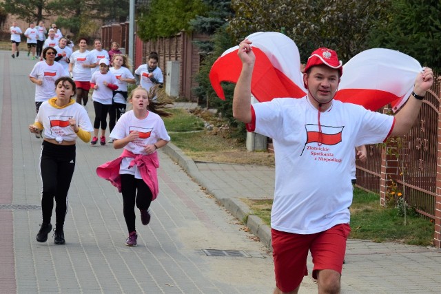 Stowarzyszenie "Równe szanse" zaprosiło mieszkańców do udziału w biegu nawiązującym do pięknego jubileuszu, jaki w tym roku obchodzi Polska. Ponad 100 osób przebiegło łącznie 100 kilometrów (każdy po jednym kilometrze). Zrobili to dla Niepodległej. Biegli więc w białych i czerwonych koszulkach. Piraci drogowi w regionie. Niemal doprowadzili do tragedii!  [wideo - program Stop Agresji Drogowej 4]