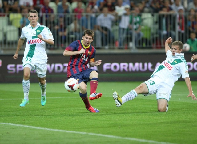 Wojciech Zyska (z prawej) minimalnie spóźniony przy strzale Leo Messiego w sparingu Lechia - FC Barcelona.