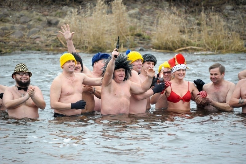 Podlaski Klub Morsów powitał 2014 rok w rzece Supraśl (zdjęcia, wideo)