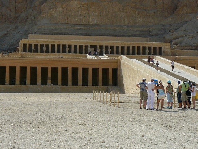 Jedna z ramp i  górne tarasy świątyni.