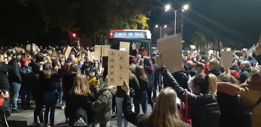 Olbrzymie tłumy protestujących na ulicach Słupska przeciwko...