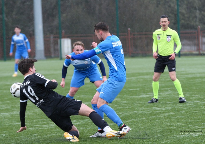 Kulisy meczu 4 ligi piłkarzy GKS Zio-Max Nowiny z Czarnymi Połaniec w obiektywie. Lider wygrał 1:0