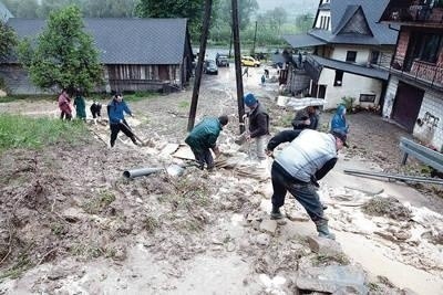 Mieszkańcy Laskowej ratują dom sąsiadów przed osuwiskiem Fot. Kuba Toporkiewicz