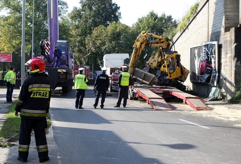 Laweta z koparką uderzyła w wiadukt