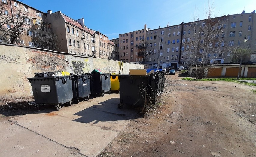 Mieszkają jak na wysypisku śmieci, a urzędnicy odsyłają ich do kolejnych instytucji