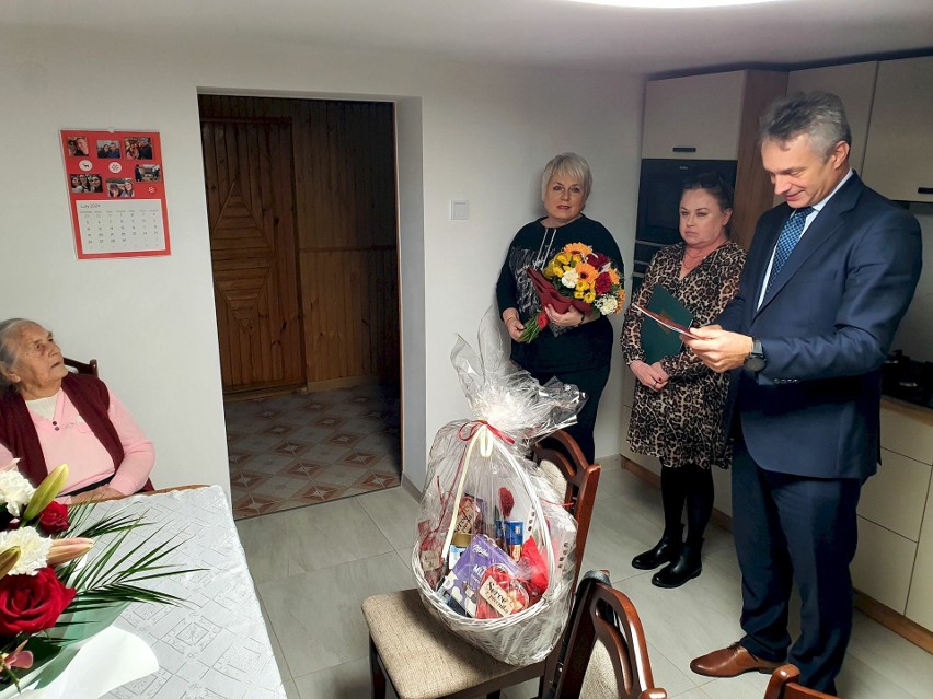 Marianna Brzyszcz z gminy Rytwiany świętowała setne urodziny. Były życzenia i słodki poczęstunek