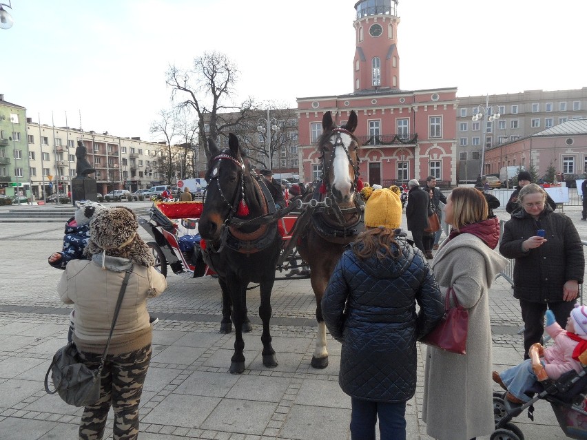 Do Częstochowy przyjechał św. Mikołaj i zapalił światełka [ZDJĘCIA]