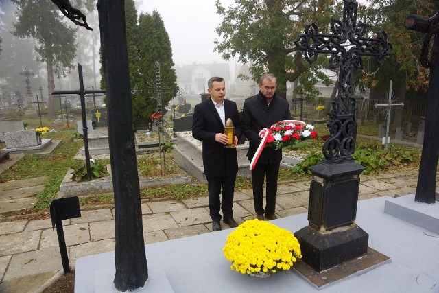 Kazimierski starosta Jan Nowak i wicestarosta Michał Bucki zapalili znicze i złożyli kwiaty na grobach powstańców listopadowych
