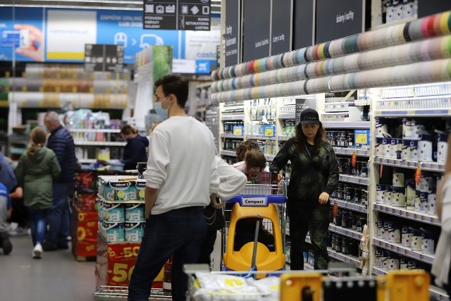 Handlowa niedziela przyciągnęła tłumy ludzi do kieleckich marketów budowlanych. Castorama, OBI, Mrówka czy Brico Marche przez cały dzień tętniły życiem. Kiedy w niedzielne popołudnie zajrzeliśmy do kieleckiej Castoramy najwięcej klientów było przy stoiskach z farbami. Przy wszystkich marketach parkingi niemal przez cały dzień były pełne.Na kolejnych slajdach zobaczcie co działo się w niedzielę w kieleckiej Castoramie 