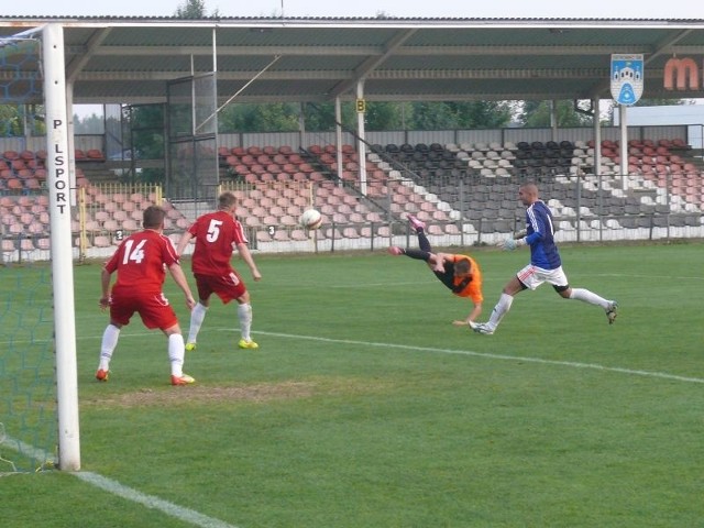 Efektowny strzał przewrotką Jakub Kapsy był niestety niecelny.