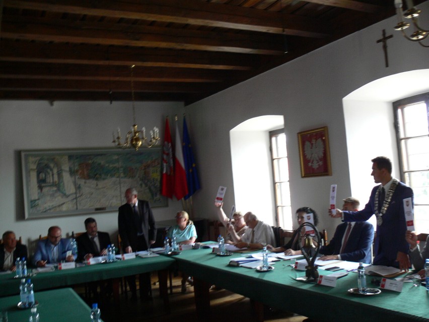 Burmistrz Sandomierza z absolutorium za wykonanie budżetu w 2017 roku. Głosowanie poprzedziła dyskusja o czarnych owcach wśród radnych, zadł