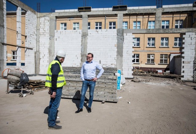 Budowa sali gimnastycznej zaczęła się latem ubiegłego roku. Budynek zaplecza jest już gotowy w stanie surowym.