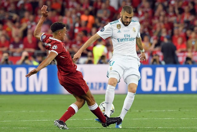 O piłkę walczą obrońca Liverpoolu Trent Alexander-Arnold i napastnik Realu Madryt Karim Benzema w finale Ligi Mistrzów 2018 w Kijowie