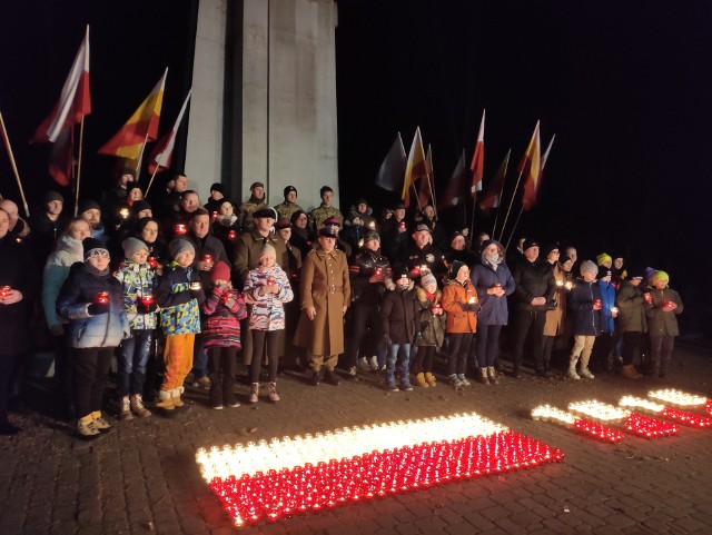 Na cmentarzu wojskowym w Białymstoku mieszkańcy zapalili setki zniczy na grobach żołnierzy poległych za wolność ojczyzny (19.02.2023)