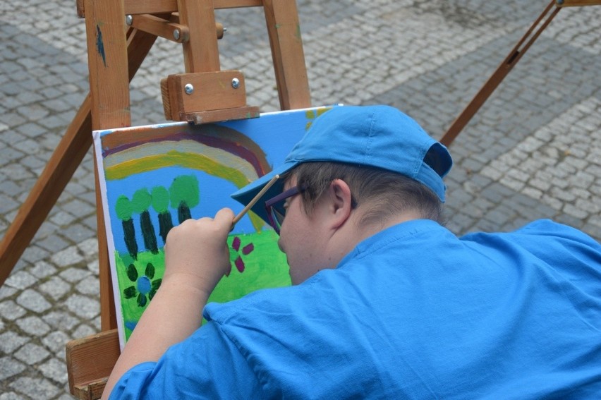 Uczestnicy festiwalu brali udział m.in. w plenerze malarskim...