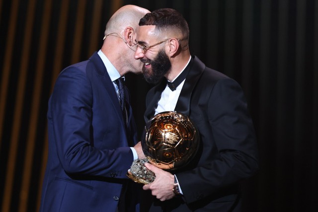 Karim Benzema odbiera gratulacje od swojego ziomka Zinedine'a Zidane'a