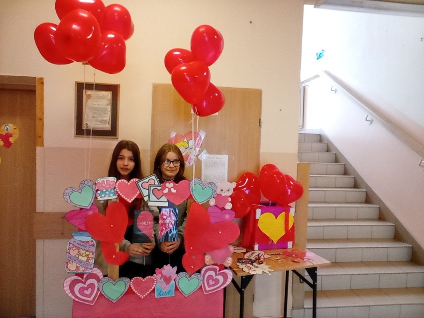 Uczniowie ze szkoły w Bodzechowie obchodzili Walentynki. Były miłosne ciasteczka, romantyczna muzyka i quiz. Zobaczcie zdjęcia 
