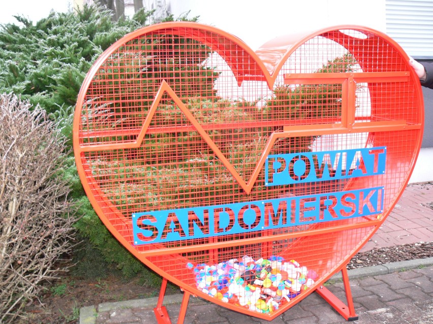 Serce na nakrętki stanęło przy Starostwie Powiatowym w Sandomierzu. Żeby pomóc potrzebującym