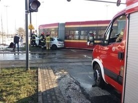 Wypadek na Retkini w Łodzi! Opel wykoleił tramwaj. Kierująca nie ustąpiła pierwszeństwa pojazdowi MPK. ZDJĘCIA