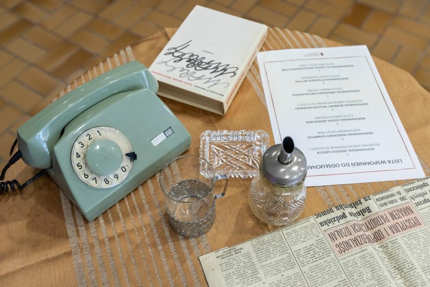 Jedną z atrakcji wystawy jest oryginalny telefon z lat 80....